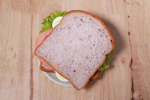 Desayuno sencillo con sándwich y huevo en la mesa de madera — Foto de Stock