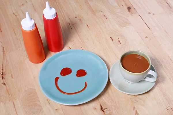 Простой завтрак с улыбкой на лице на блюде — стоковое фото