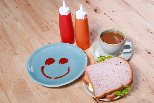 Desayuno sencillo con sonrisa cara en plato — Foto de Stock