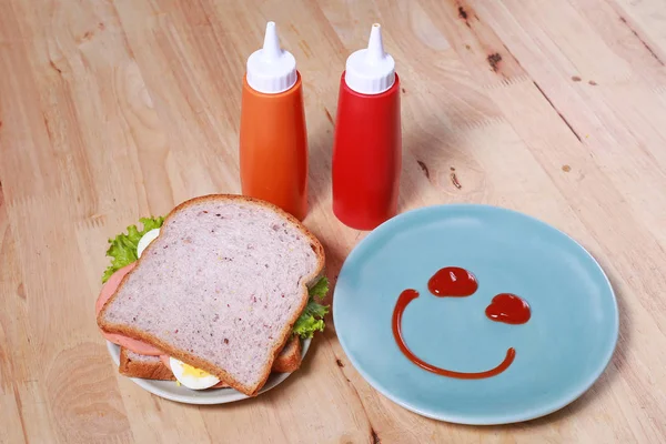 Desayuno sencillo con sonrisa cara en plato — Foto de Stock