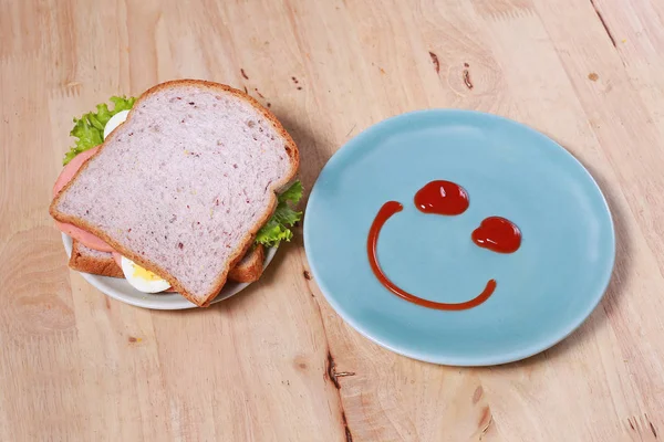 Desayuno sencillo con sonrisa cara en plato — Foto de Stock