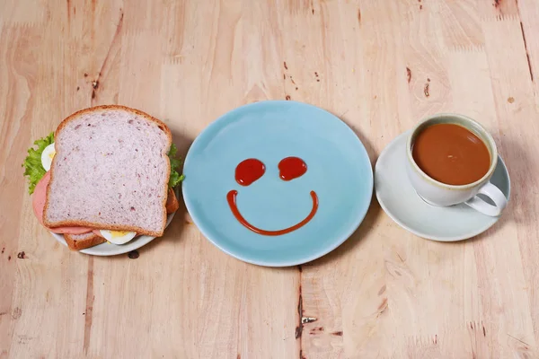 Sarapan sederhana dengan sandwich telur dan kopi di atas meja kayu — Stok Foto