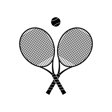 Beyaz arka planda tenis topu olan çapraz tenis raketleri.