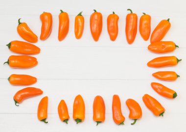 Turuncu biber ahşap bir masaya.