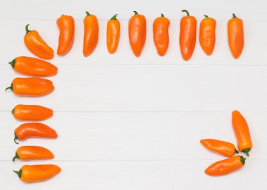 Turuncu biber ahşap bir masaya.