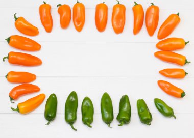 Ahşap bir masa üzerinde renkli biber.