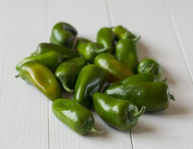Ahşap bir masa üzerinde yeşil biber.