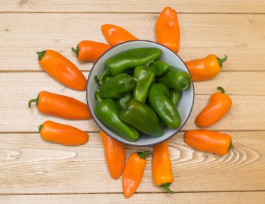 Ahşap bir masa üzerinde renkli biber.