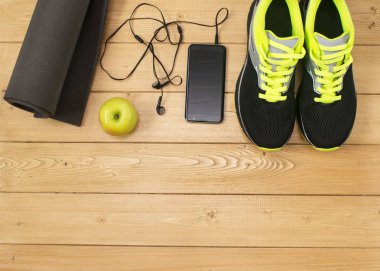 Ahşap zemin üzerinde fitness Spor aksesuarları.