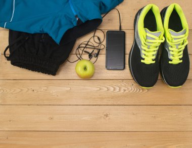 Ahşap zemin üzerinde fitness Spor aksesuarları.