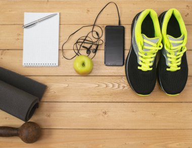 Ahşap zemin üzerinde fitness Spor aksesuarları.