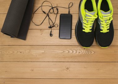 Ahşap zemin üzerinde fitness Spor aksesuarları.