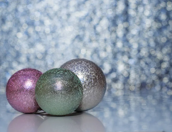 Tre diversi colori palla di Natale sullo sfondo bokeh . — Foto Stock