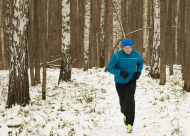 Adam kış ormanda çalıştırmak seviyor.