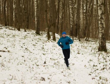 Adam kış ormanda çalıştırmak seviyor.