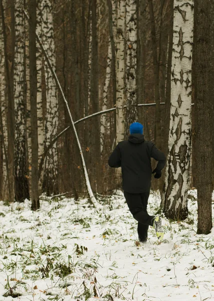 Mannen gillar att köra i skogen vinter. — Stockfoto