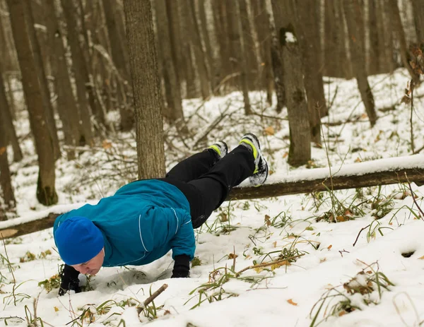 男は冬の森の運動を実行します。. — ストック写真