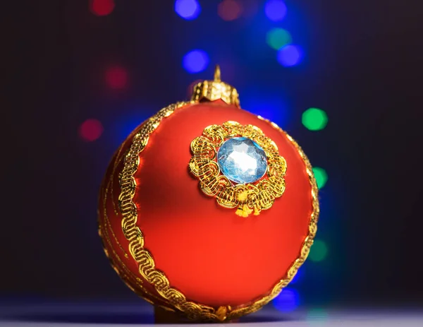 Belle boule de Noël sur le fond bokeh . — Photo