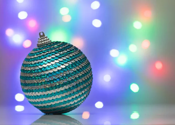 Krásné vánoční koule na pozadí bokeh. — Stock fotografie
