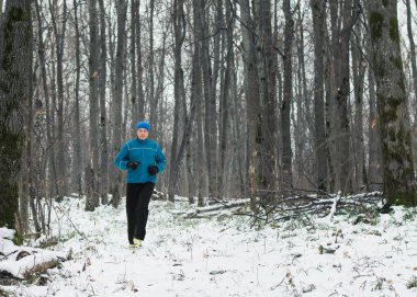 Adam kış ormanda çalıştırmak seviyor.