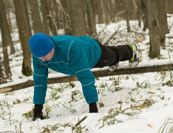 男は冬の森の運動を実行します。. — ストック写真
