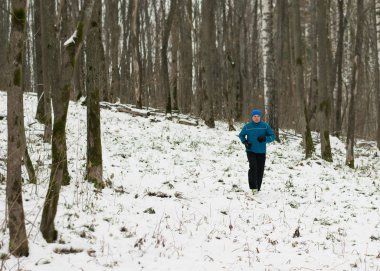 Adam kış ormanda çalıştırmak seviyor.