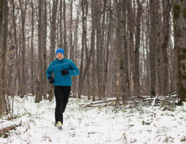 Adam kış ormanda çalıştırmak seviyor.