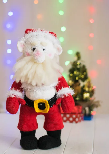 Связанная игрушка Санта-Клаус на фоне красочного боке . — стоковое фото