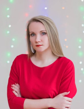 Renkli ışıklar arka plan üzerinde güzel kadın.