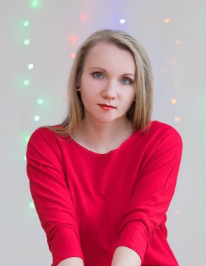 Renkli ışıklar arka plan üzerinde güzel kadın.