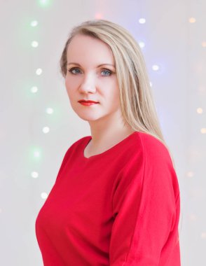 Renkli ışıklar arka plan üzerinde güzel kadın.