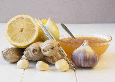 Kök zencefil ve bal Beyaz ahşap tablo.