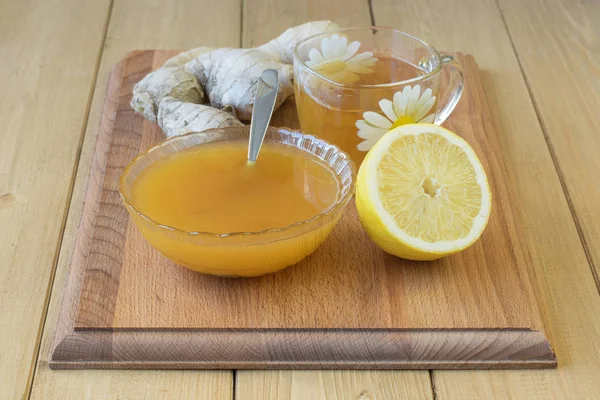 Akar jahe dan madu di atas meja kayu . — Stok Foto