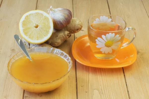 The root of ginger and honey on wooden table. — Stock Photo, Image