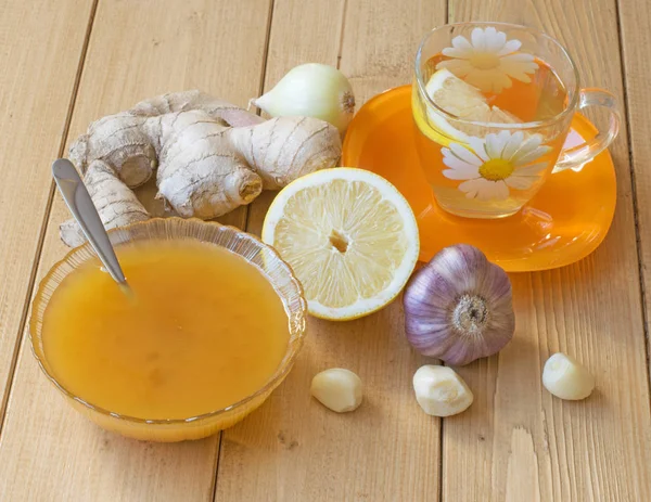 生姜和蜂蜜木制的桌子上的根源. — 图库照片