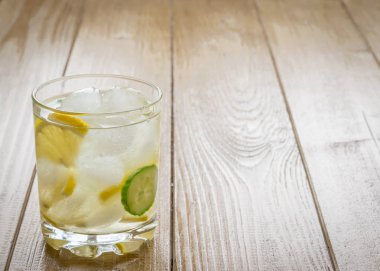 Buzlu su, limon, zencefil kökü ve salatalık.