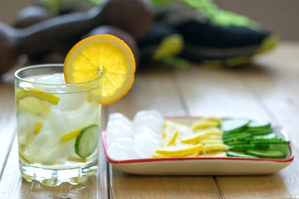 Kaldt vann med sitron, ingefær, appelsin og agurk . – stockfoto