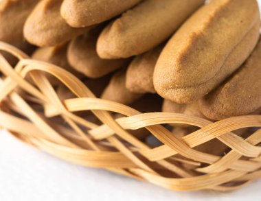 Beyaz ahşap bir masa üzerinde elle gingerbread çerezleri.