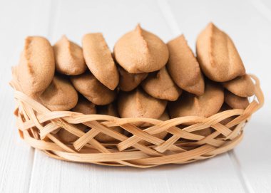 Bir fincan kahve bir beyaz tahta masada zencefilli kurabiye.