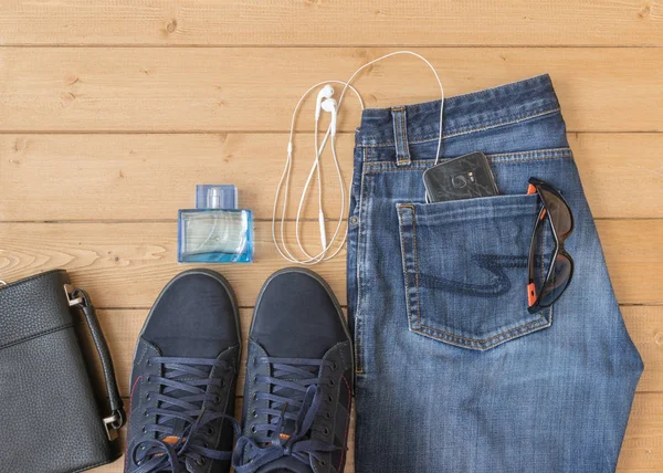 Mäns jeans och tillbehör på trägolvet. — Stockfoto