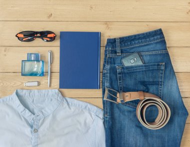 Erkek giyim ve Aksesuar ahşap zemin üzerinde.