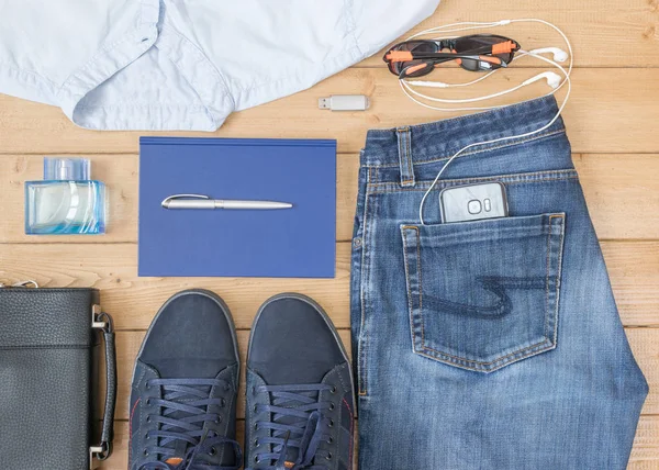 Mäns kläder och accessoarer på trägolvet. — Stockfoto