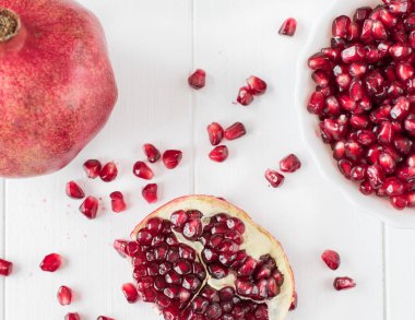 Olgun nar taneleri bir beyaz tahta masada. Meyve diyeti. Sağlıklı yaşam tarzı.