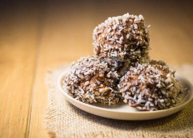 Yer fıstığı, Hindistan cevizi ve kakao ile ev yapımı kurabiye.