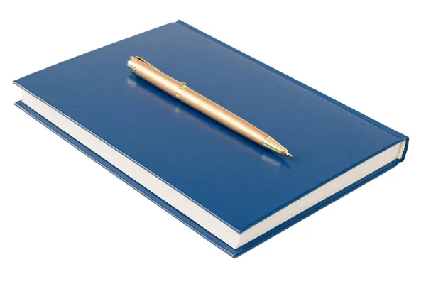 Cuaderno azul con bolígrafo dorado aislado sobre fondo blanco . —  Fotos de Stock