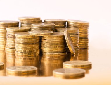 Metal paralar altın masanın üstüne yığılmış.