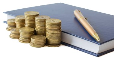 Defter ve beyaz arka plan üzerinde izole para ile altın kalem.