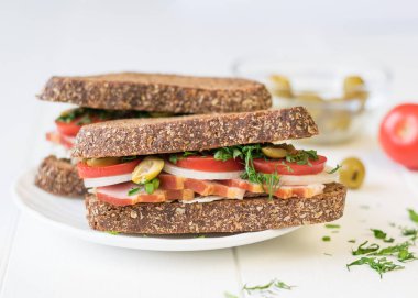 Taze bir beyaz tahta masada Jambonlu sandviç yaptı.