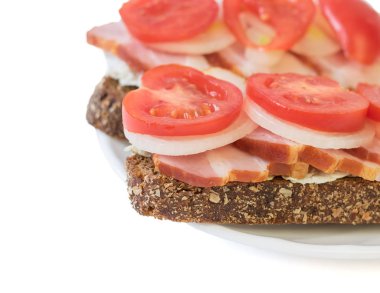 Jambon, domates, soğan, marul ile sandviç.