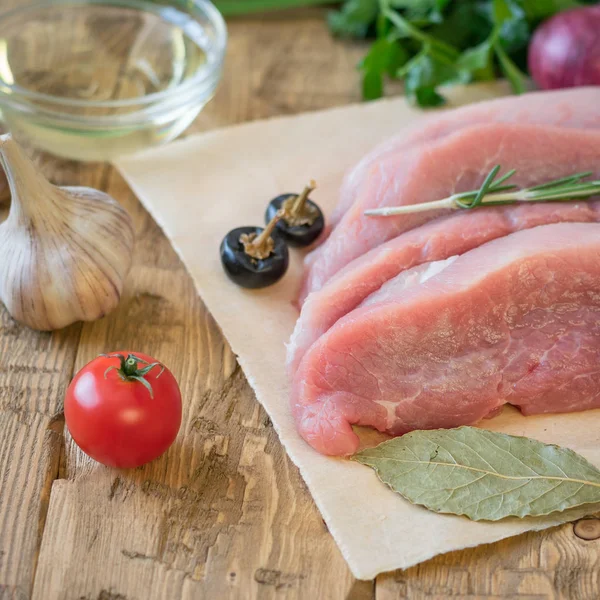 Carne di maiale cruda affettata con spezie su un tavolo rustico . — Foto Stock